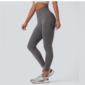 Halara  NWT High-Waisted butt lifting legging
